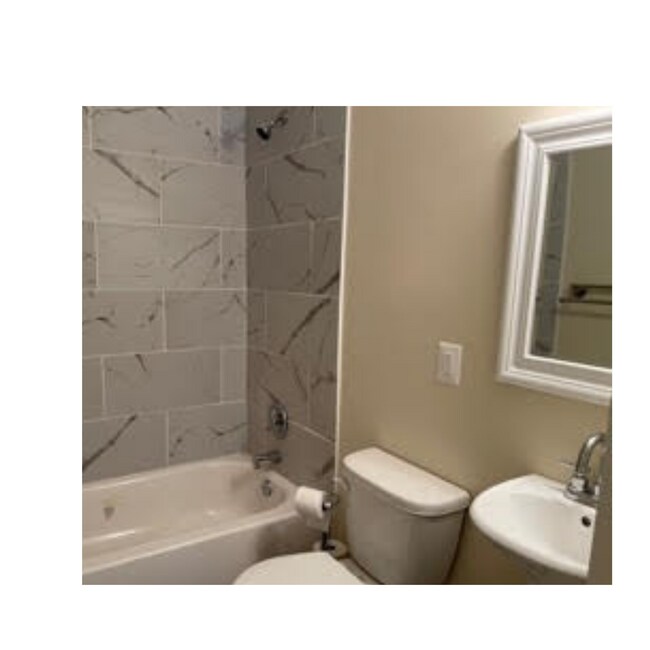 Full Bath - 2409 Woodcroft Rd