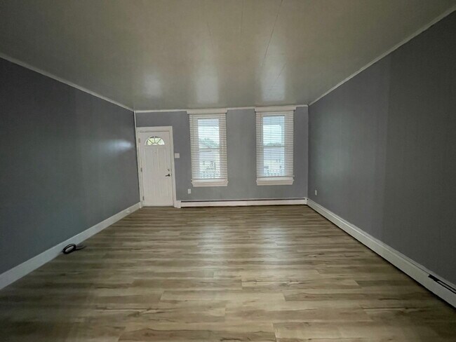 Building Photo - 112 S Main St