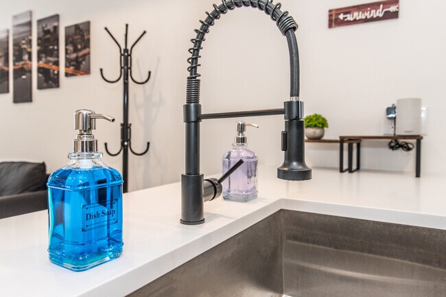 Building Photo - 2435 Master St