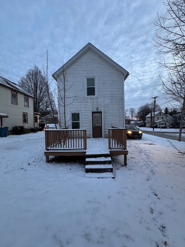 Building Photo - 100 Smithonsian St.