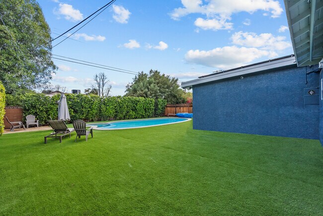 Building Photo - 10144 Gaviota Ave