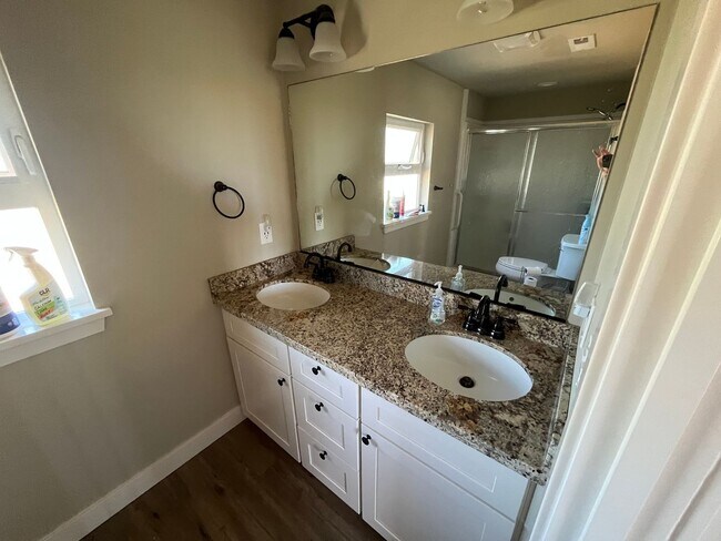 Building Photo - Large 2 bed 1 bath house in the country