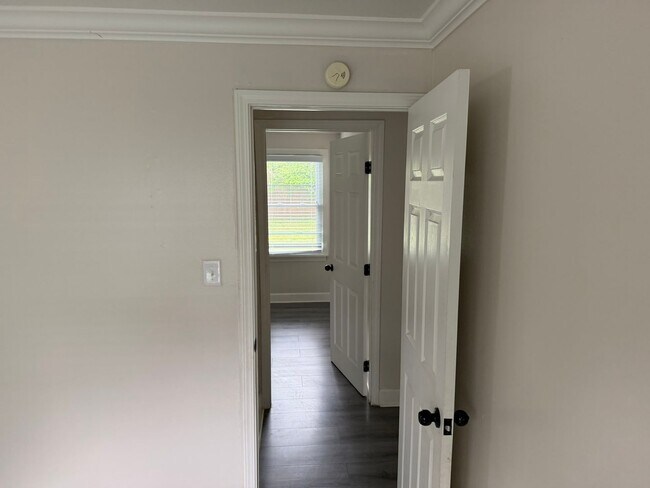 Building Photo - 3 BR/1BA | Newly Renovated Cottage| Cove security system| Fully fenced backyard