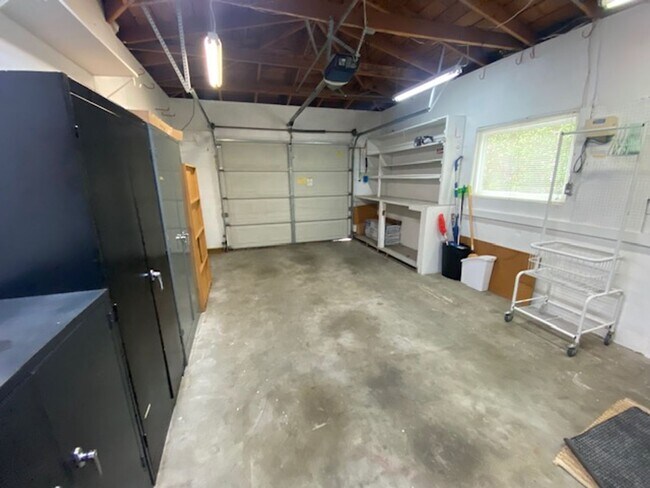 Building Photo - 920 Crest Ave.
