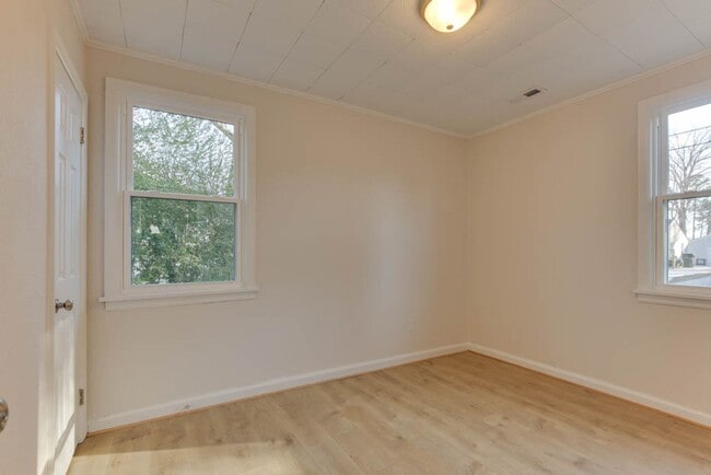 Building Photo - Charming Renovated Home with Modern Upgrades and Spacious Yard!