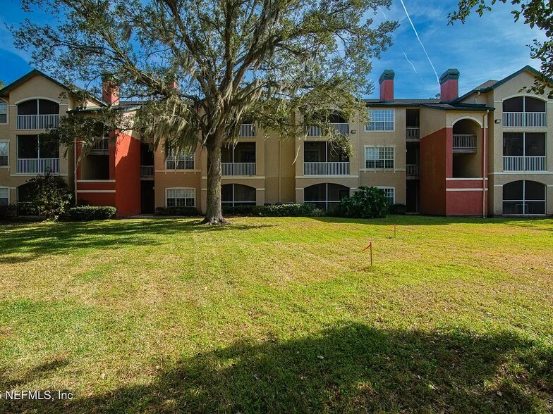 Rear view of 140 building - 140 Veracruz Dr