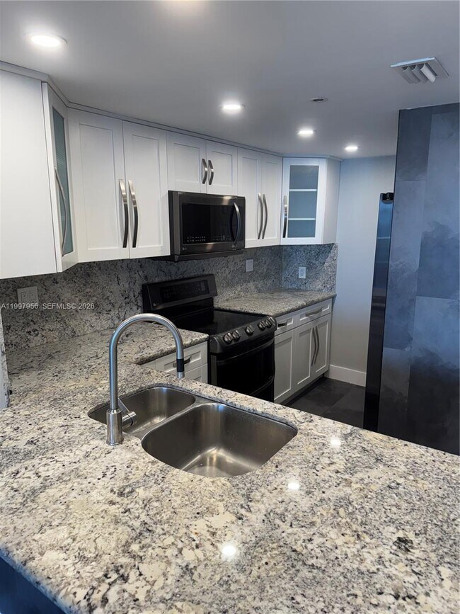 Building Photo - 1717 N Bayshore Dr