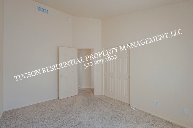 Building Photo - 11174 N Sand Pointe Dr