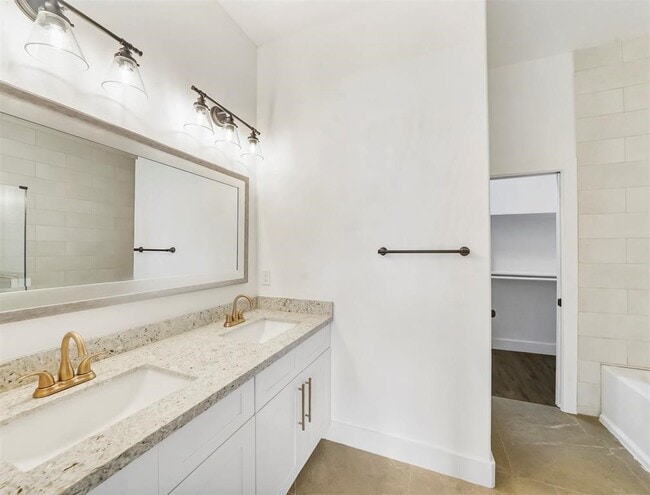 Building Photo - 4818 Paula St