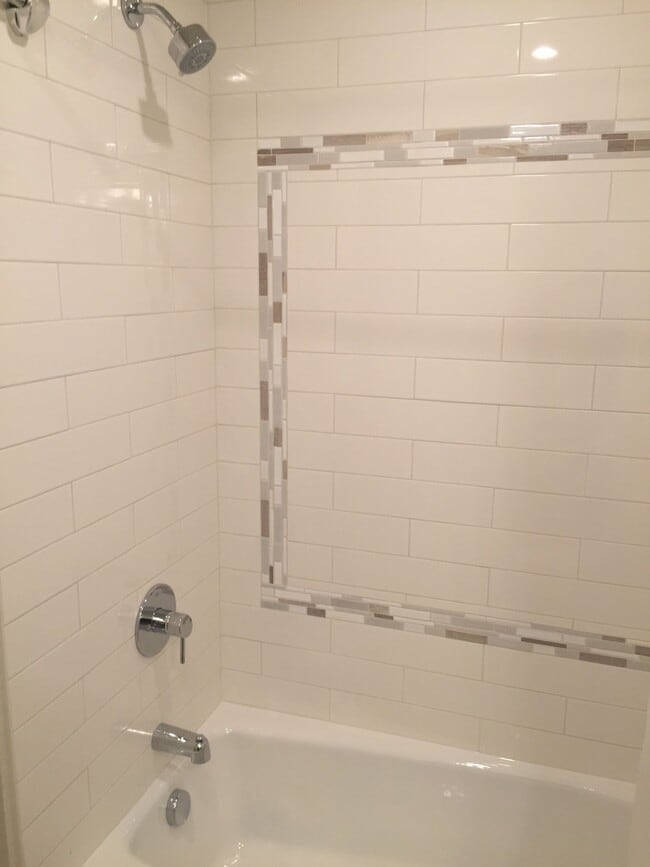 Building Photo - New Modern Remodel 2br Hardwoods Quartz DW...