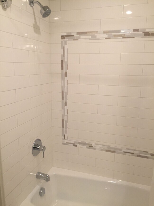 Building Photo - Private Modern 2Br Hardwoods, Quartz, SS A...