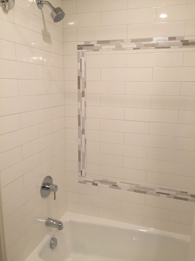 Building Photo - Spacious Like New Remodel 2BR-Portsmouth-N...