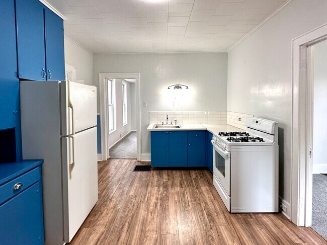 Building Photo - 810 W 2nd St