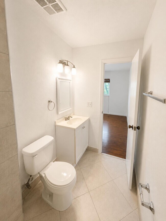 Building Photo - 5728-5728 Blueberry Ct
