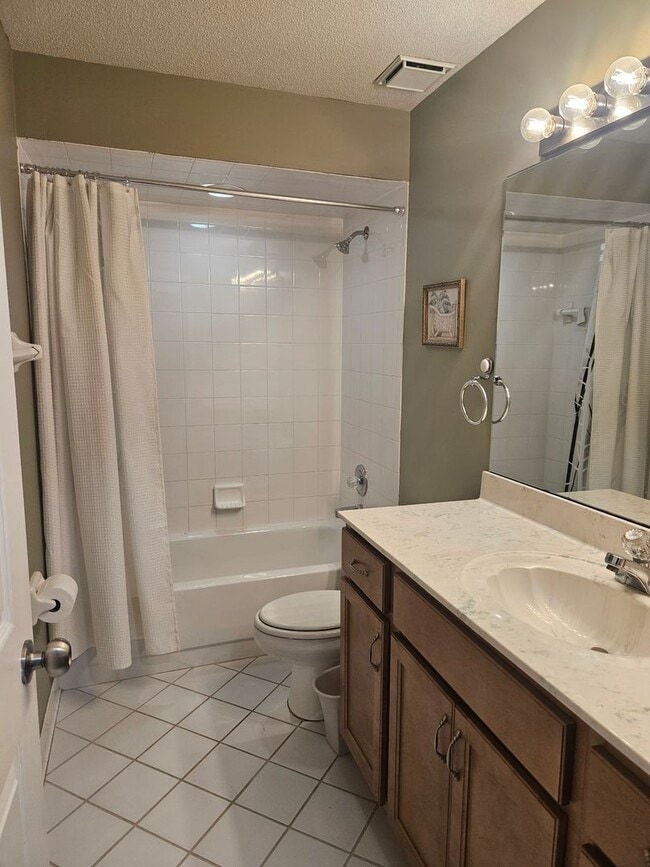 Building Photo - 2 BEDROOM 2 BATH HOME IN  PELICAN BAY GATED COMMUNITY