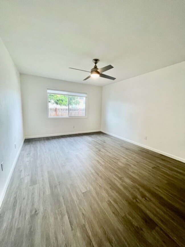 Building Photo - Van Dyke Triplex