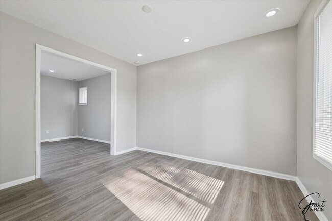 Building Photo - $1350 3 bedroom