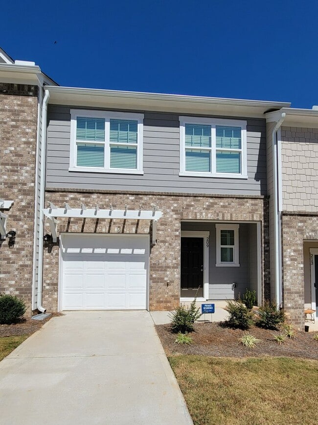 Building Photo - Townhome in McDonough!