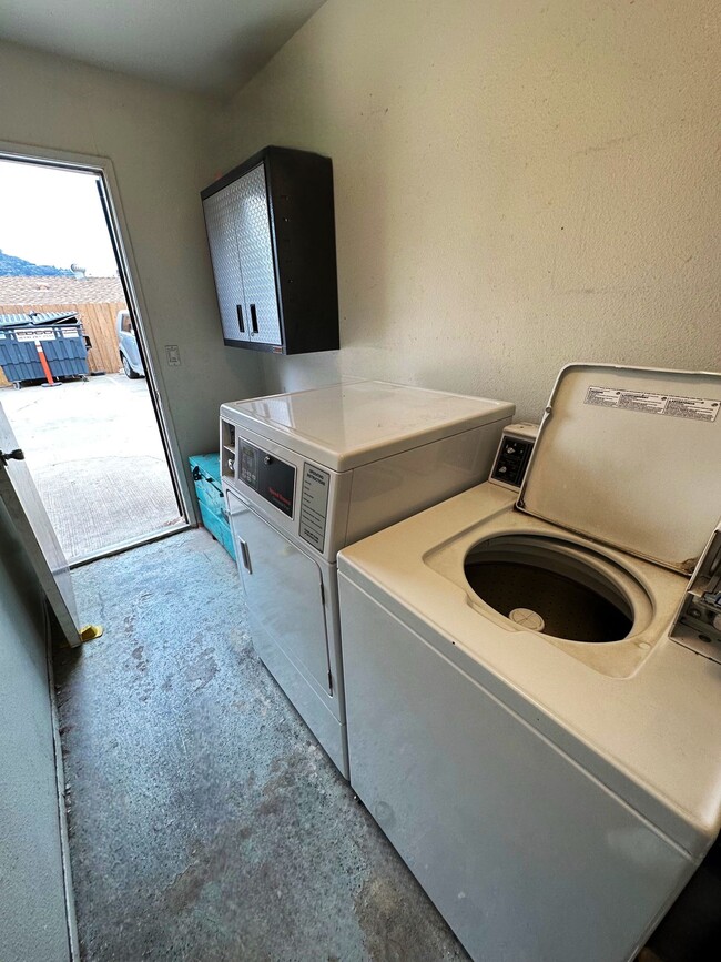 Building Photo - 9906 Buena Vista Dr