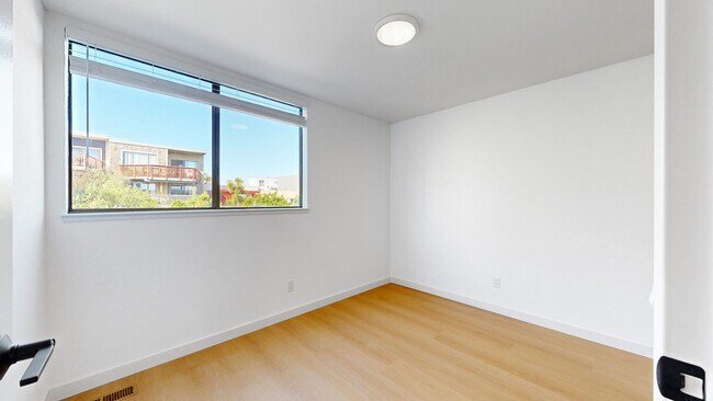 Building Photo - 2035 Castro St