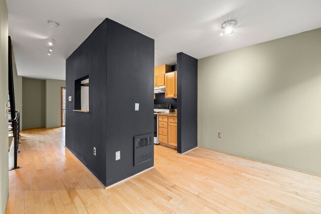 Building Photo - 2 BR 2 BA Townhome in North Tabor- 3 Levels!