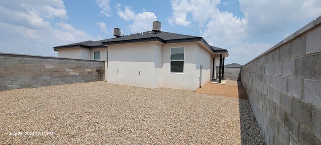 Building Photo - ra2701