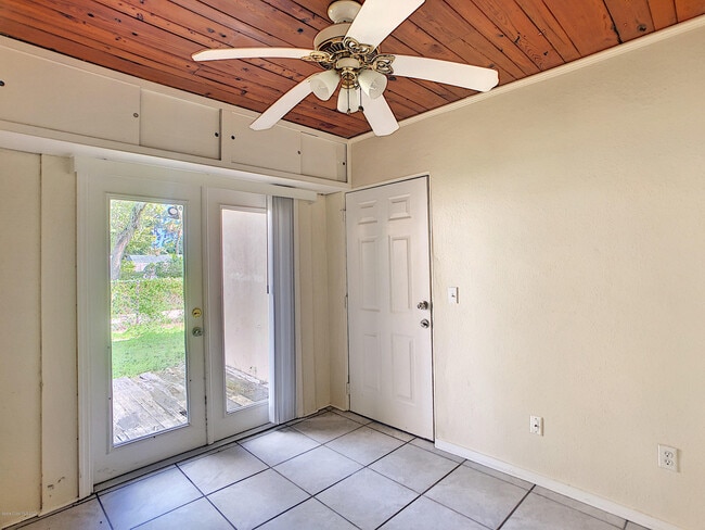 Building Photo - 319 Lucerne Dr