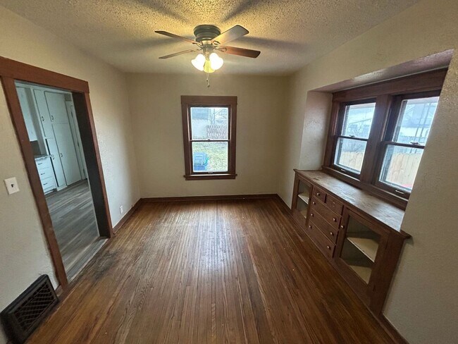Building Photo - Charming 3-bed, 1-bathroom house located in North End Toledo, OH.