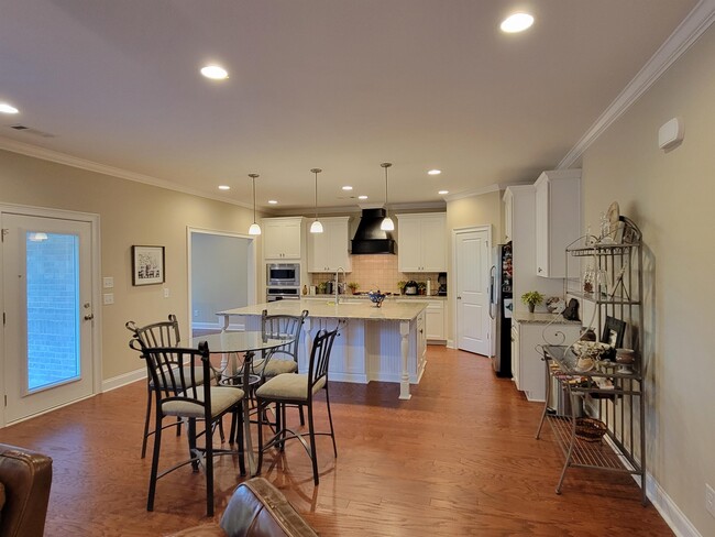 Building Photo - 362 Sydney Dr S