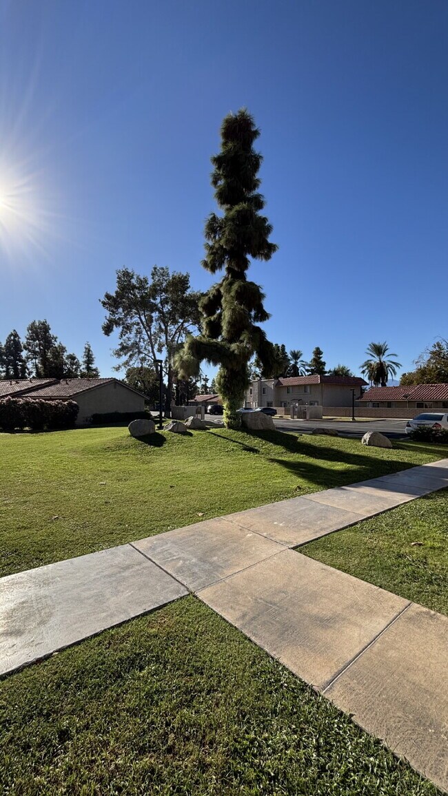 Building Photo - 2 Bedrooms Townhome Availble For Rent in Indio