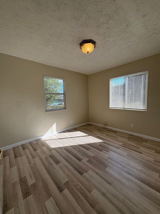 Building Photo - Recently renovated 3/1 House in Ft. Pierce