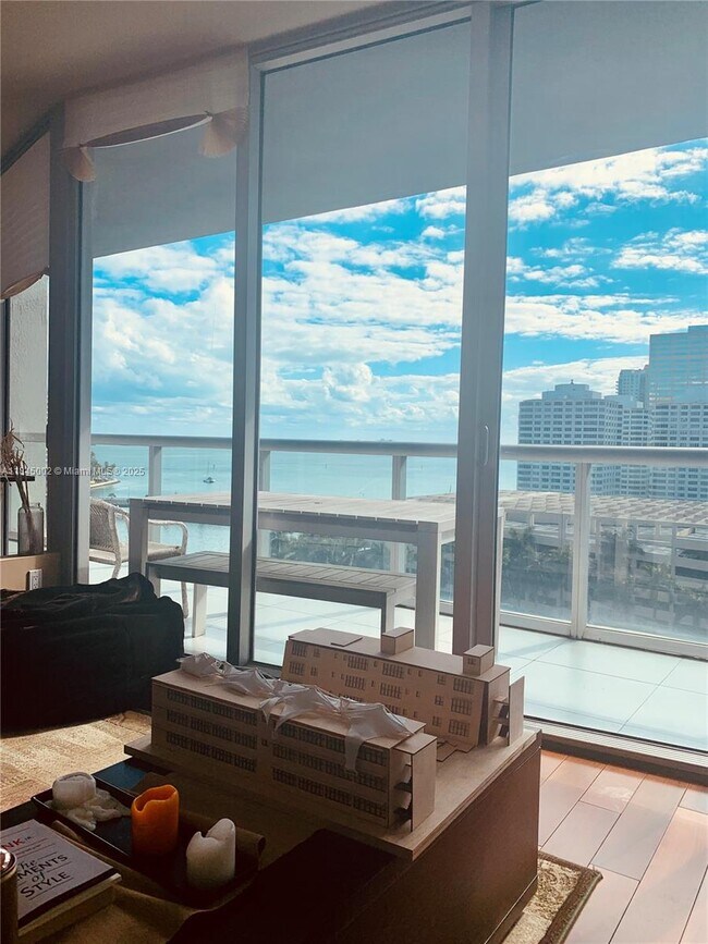 Building Photo - 495 Brickell Ave