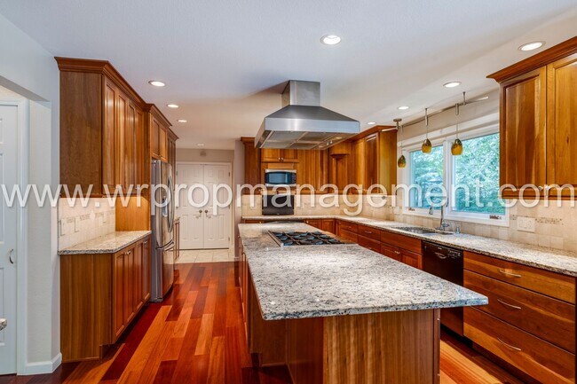 Building Photo - 4 Bed 3 Bath Home in Lambertville