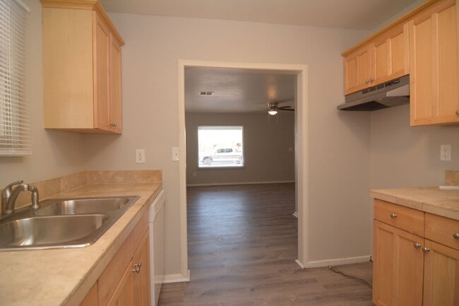 Building Photo - Freshly Updated 3 Bedroom 1 Bath Home! Cen...