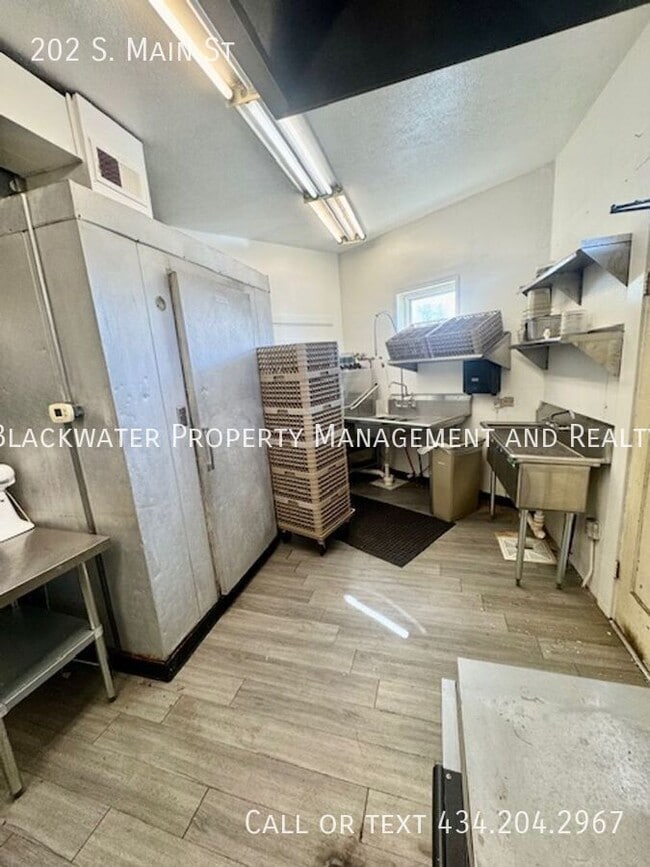 Building Photo - 202 S Main St