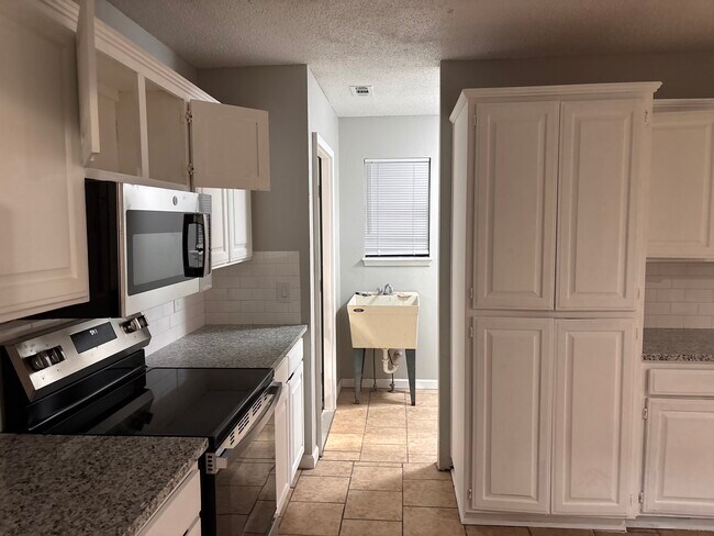 Building Photo - 3402 W Center St