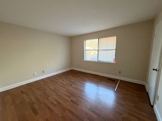 Building Photo - 213 Weeks Dr NE