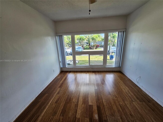 Building Photo - 733 NW 30th Ct