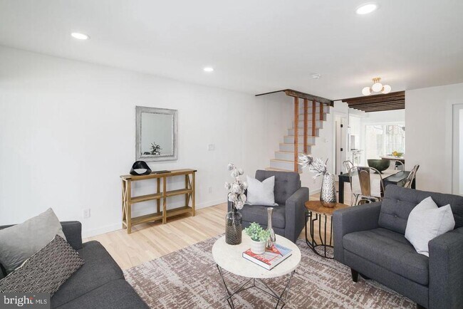 Building Photo - 320 Iona Ave