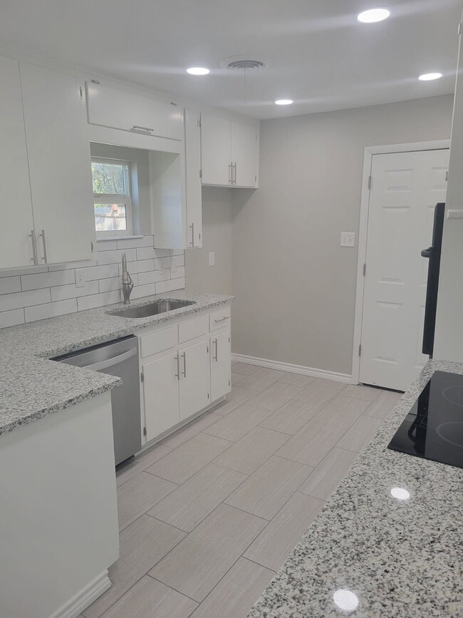 Building Photo - 214 Glasgow Dr