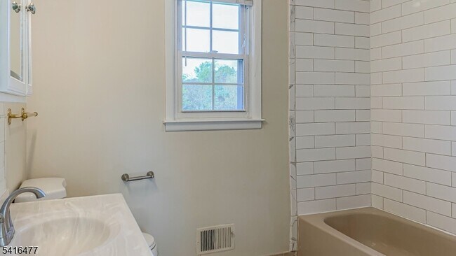 Building Photo - 247 Fairfield Ln