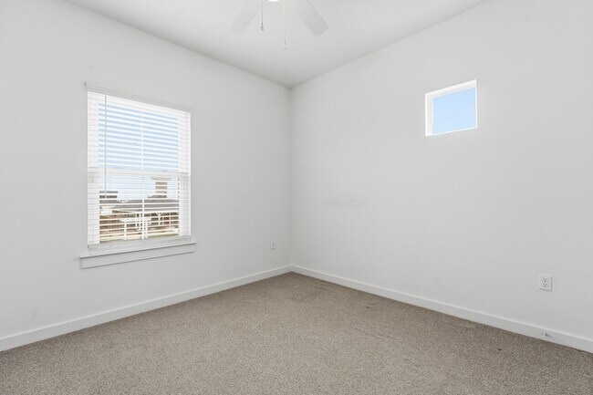 Building Photo - 10928 Norwich Ave