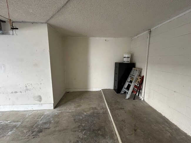 Building Photo - Coming Soon!! Spacious condo at Ascot Park Villas!!!