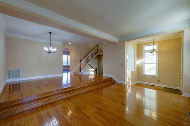 Building Photo - Luxury Townhome in the Heart of the Kentlands