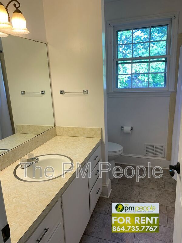 Building Photo - 204 Pennwood Ln