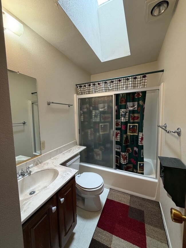 Building Photo - 3 Bed, 2 Bath Home Located In-Town and Close to Conveniences