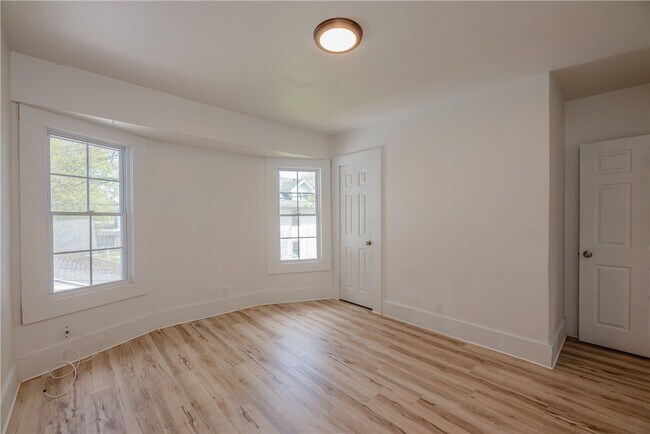 Building Photo - 575 Woodbine Ave