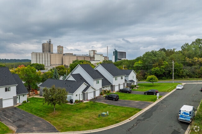 Building Photo - River Bend Townhomes