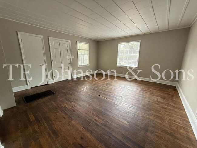 Building Photo - 1 Bedroom Duplex with Classic Charm on E 25th St