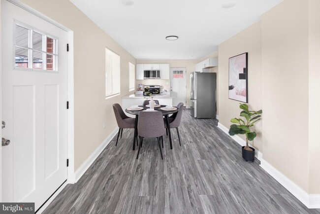 Building Photo - 713 Marcy Ave